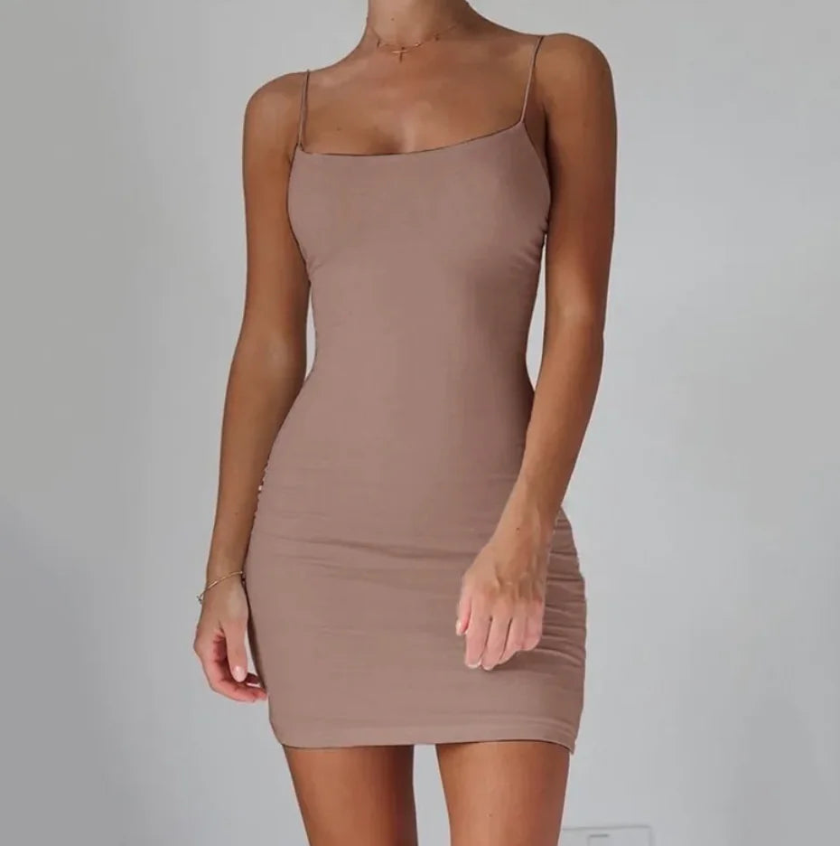 Vestido Halter con Tirantes y Detalle Hueco