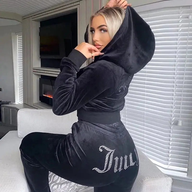 Conjunto Juicy de Terciopelo y Pedrería