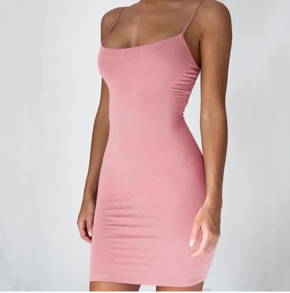 Vestido Halter con Tirantes y Detalle Hueco