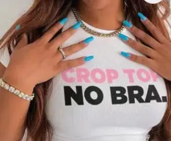 Camiseta Corta Ajustada con Estampado